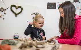 Basteln mit Naturmaterialien in der KB - Foto: Hannes Niederkofler
